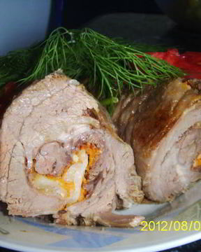 Мясной рулет с салом и морковью