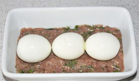 мясной рулет с яйцом