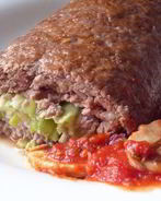 Нежный рулет из рубленого мяса с начинкой из лука-порея и сливочного сыра