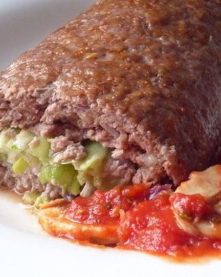 Рецепт нежного рулета из рубленого мяса с начинкой из лука-порея и сливочного сыра