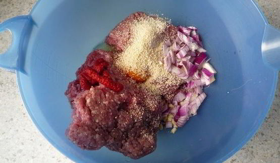 нежный рулет из рубленого мяса с начинкой из лука-порея и сливочного сыра