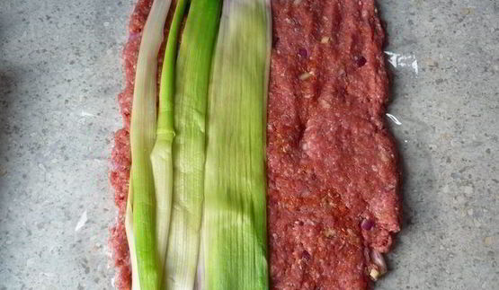 нежный рулет из рубленого мяса с начинкой из лука-порея и сливочного сыра