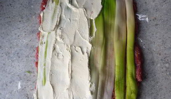 нежный рулет из рубленого мяса с начинкой из лука-порея и сливочного сыра