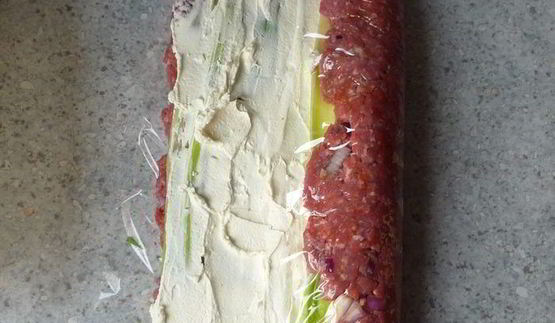 нежный рулет из рубленого мяса с начинкой из лука-порея и сливочного сыра