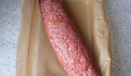нежный рулет из рубленого мяса с начинкой из лука-порея и сливочного сыра