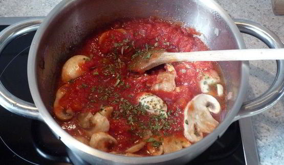 нежный рулет из рубленого мяса с начинкой из лука-порея и сливочного сыра