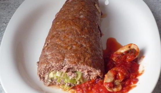 нежный рулет из рубленого мяса с начинкой из лука-порея и сливочного сыра