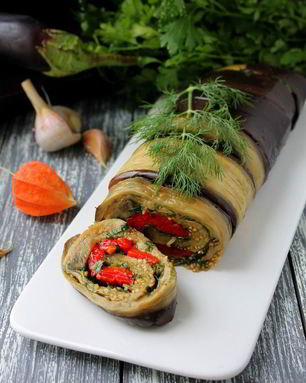 Рулет из баклажанов и запеченного перца