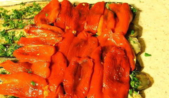 рулет из баклажанов и запеченного перца