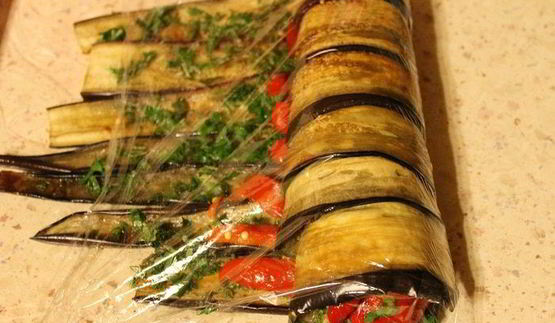 рулет из баклажанов и запеченного перца