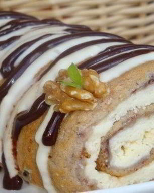 Рулет из бананового теста с творожной начинкой