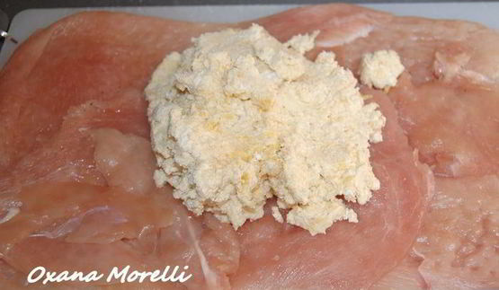 рулет из индейки с рикоттой под соусом сабайон