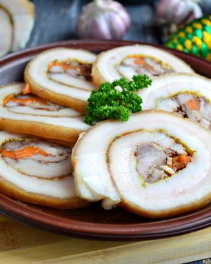 Рулет из сала с мясом на пару