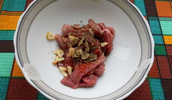 рулет из сала с мясом на пару