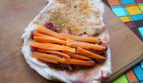 рулет из сала с мясом на пару