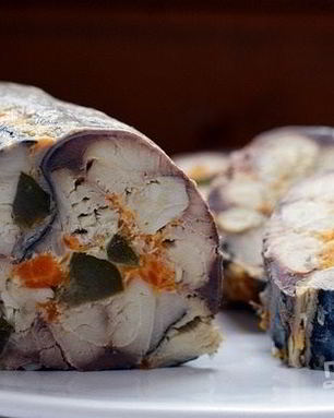 Рулет из скумбрии с овощами