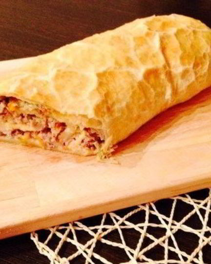 Рецепт рулета из слоеного теста с фаршем