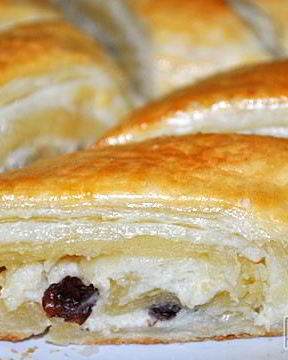 Рулет из слоеного теста с творогом