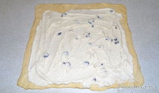 рулет из слоеного теста с творогом