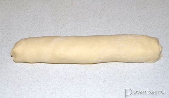 рулет из слоеного теста с творогом
