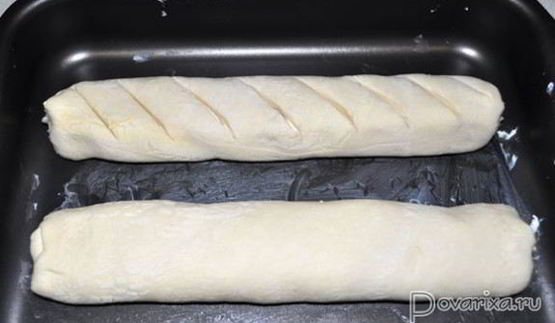 рулет из слоеного теста с творогом