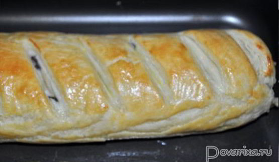 рулет из слоеного теста с творогом