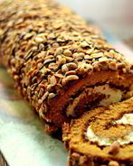 Рулет медовый с карамелью и арахисом