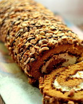 Рулет медовый с карамелью и арахисом