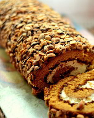 Рулет медовый с карамелью и арахисом