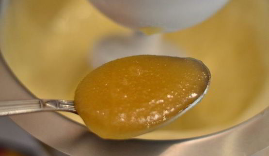 рулет медовый с карамелью и арахисом