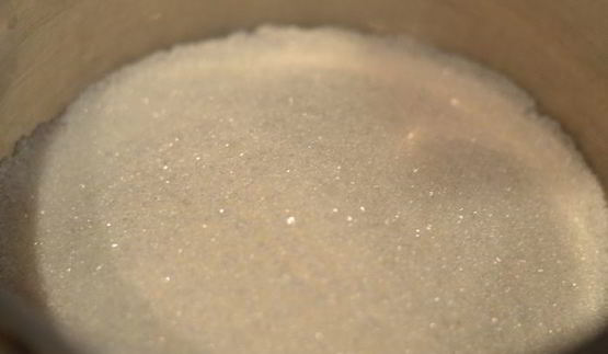 рулет медовый с карамелью и арахисом