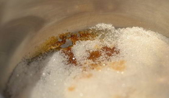 рулет медовый с карамелью и арахисом