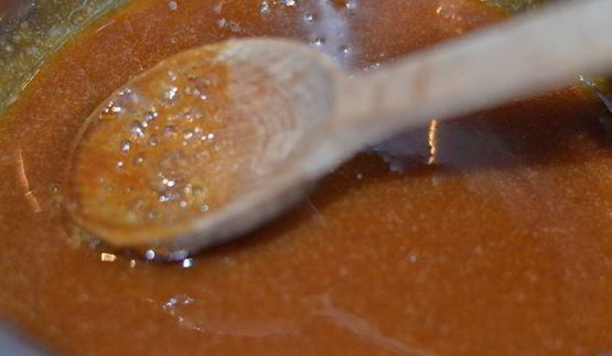 рулет медовый с карамелью и арахисом