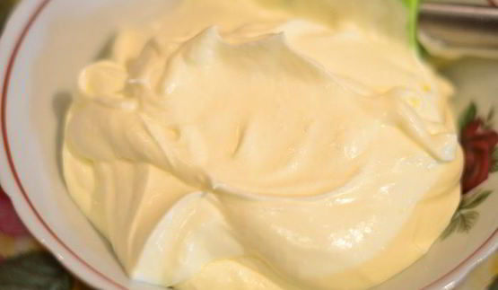 рулет медовый с карамелью и арахисом