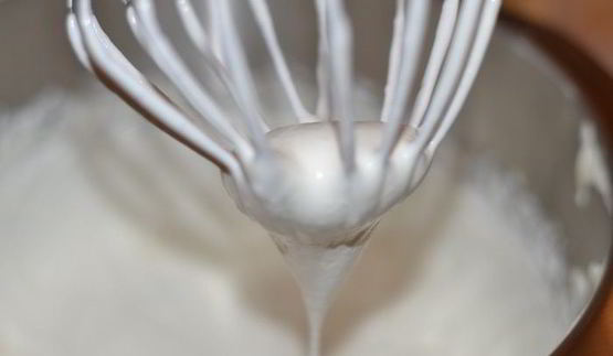 рулет медовый с карамелью и арахисом