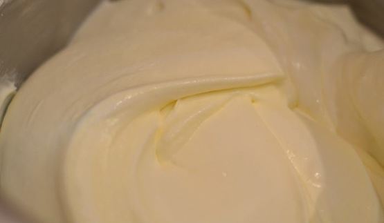 рулет медовый с карамелью и арахисом