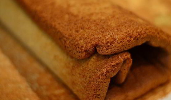 рулет медовый с карамелью и арахисом