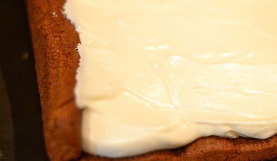 рулет медовый с карамелью и арахисом