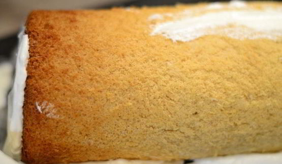 рулет медовый с карамелью и арахисом