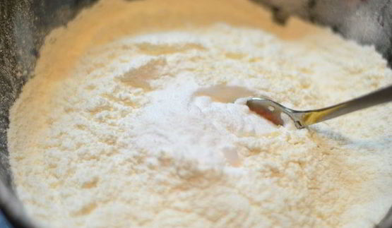 рулет медовый с карамелью и арахисом