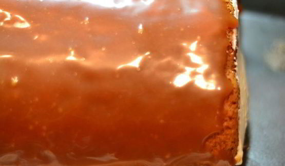 рулет медовый с карамелью и арахисом