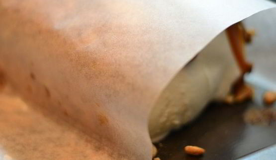 рулет медовый с карамелью и арахисом