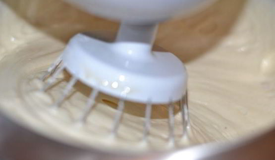 рулет медовый с карамелью и арахисом