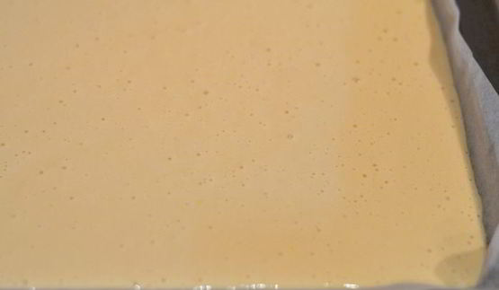 рулет медовый с карамелью и арахисом