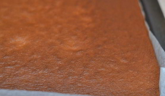 рулет медовый с карамелью и арахисом