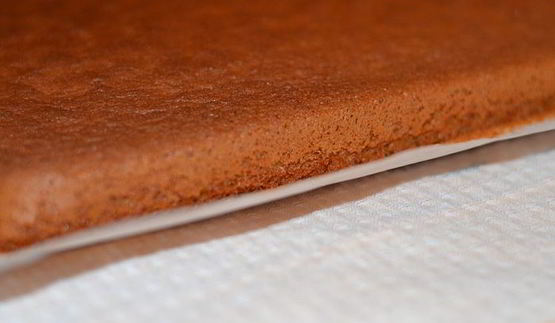 рулет медовый с карамелью и арахисом