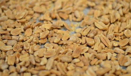 рулет медовый с карамелью и арахисом