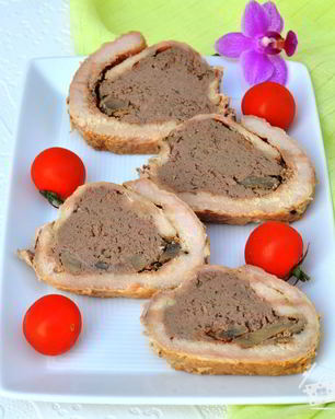 Рулет мясной с печеночным паштетом