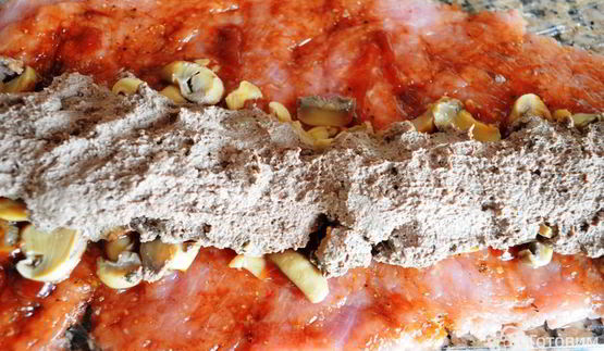 рулет мясной с печеночным паштетом