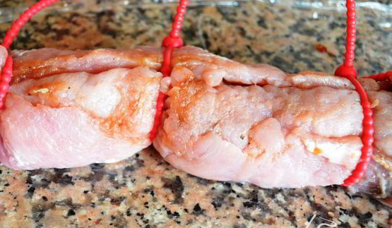 рулет мясной с печеночным паштетом